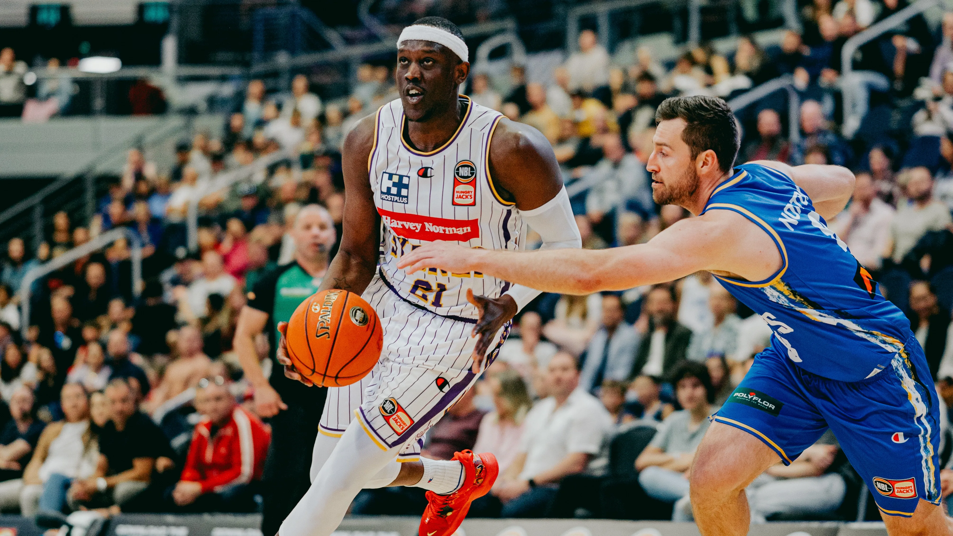 Melbourne Tigers beat Sydney Kings to maintain NBL lead